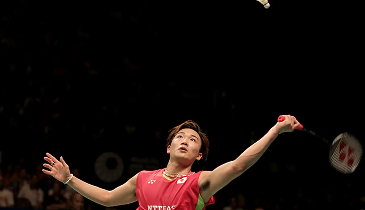 Kento Momota tunggal putera asal Jepang menjadi juara setelah mengalahkan Jan O Jorgensen dari Denmark di final BCA Indonesia Open Premier Super Series 2015 di Istora Senayan Jakarta. (Bola.com/Peksi Cahyo)