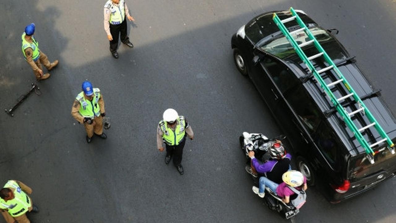Relawan Saber sapu bersih ranjau paku di kawasan Roxy