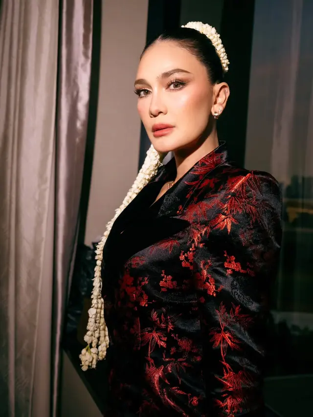 7 Gaya Powerful Luna Maya di Premiere Suzanna: Santet Dosa di Atas Dosa, Padukan Blazer Glamor dengan Sentuhan Ronce Melati
