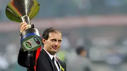 Pelatih AC Milan Massimiliano Allegri mengangkat trofi Serie A dalam selebrasi di San Siro, 14 Mei 2011. Milan merebut gelar scudetto untuk ke-18 kalinya. AFP PHOTO/GIUSEPPE CACACE