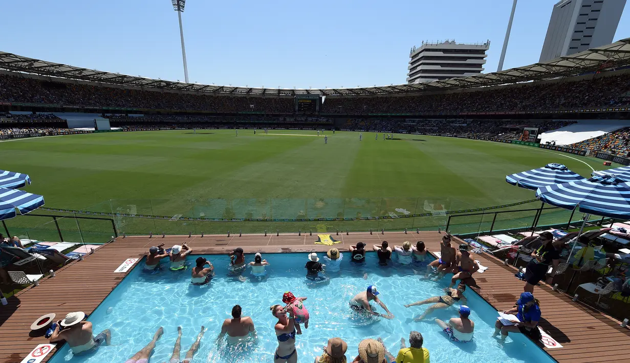 Suasana di dalam stadion Gabba saat pertadingan uji coba kriket antara Australia dan Pakistan di Brisbane, Australia (15/12). (AFP Photo/Saeed Khan)