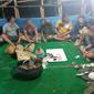 Polisi berhasil menangkap 10 orang saat menggerebek arena judi sabung ayam di Desa Tutup, Kecamatan Tunjungan, Kabupaten Blora, Jawa Tengah. (Liputan6.com/ Ahmad Adirin)