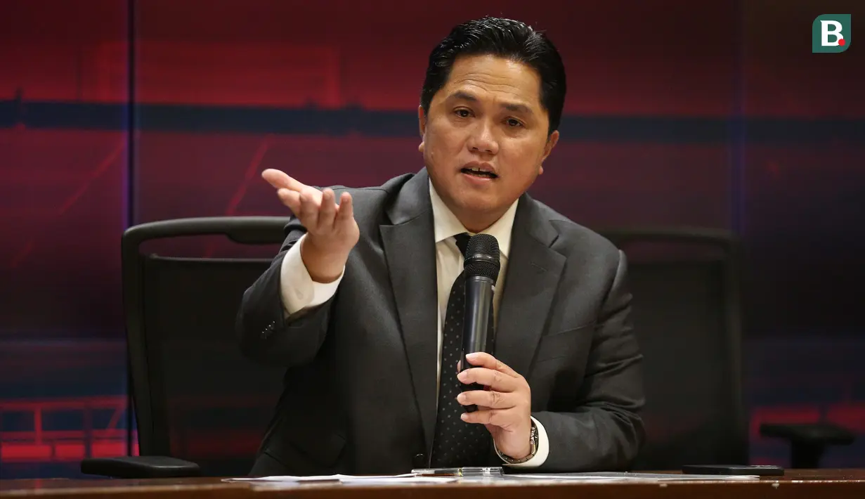 <p>Ketua Umum PSSI, Erick Thohir memberikan keterangan kepada wartawan saat konferensi pers pengumuman resmi FIFA Matchday antara Timnas Indonesia melawan Argentina dan perkenalan dua pemain naturalisasi, Ivar Jenner dan Rafael Struick di ruang media Stadion Utama Gelora Bung Karno (SUGBK), Jakarta, Rabu (24/05/2023). (Bola.com/Bagaskara Lazuardi)</p>