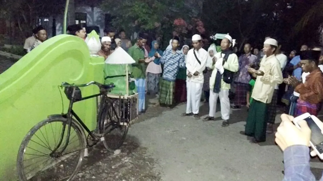 Warga sekampung mendoakan keberangkatan dua pria asal Kebumen yang bersiap berangkat haji bersepeda ontel. (Foto: Liputan6.com/Facebook/Muhamad Ridlo)