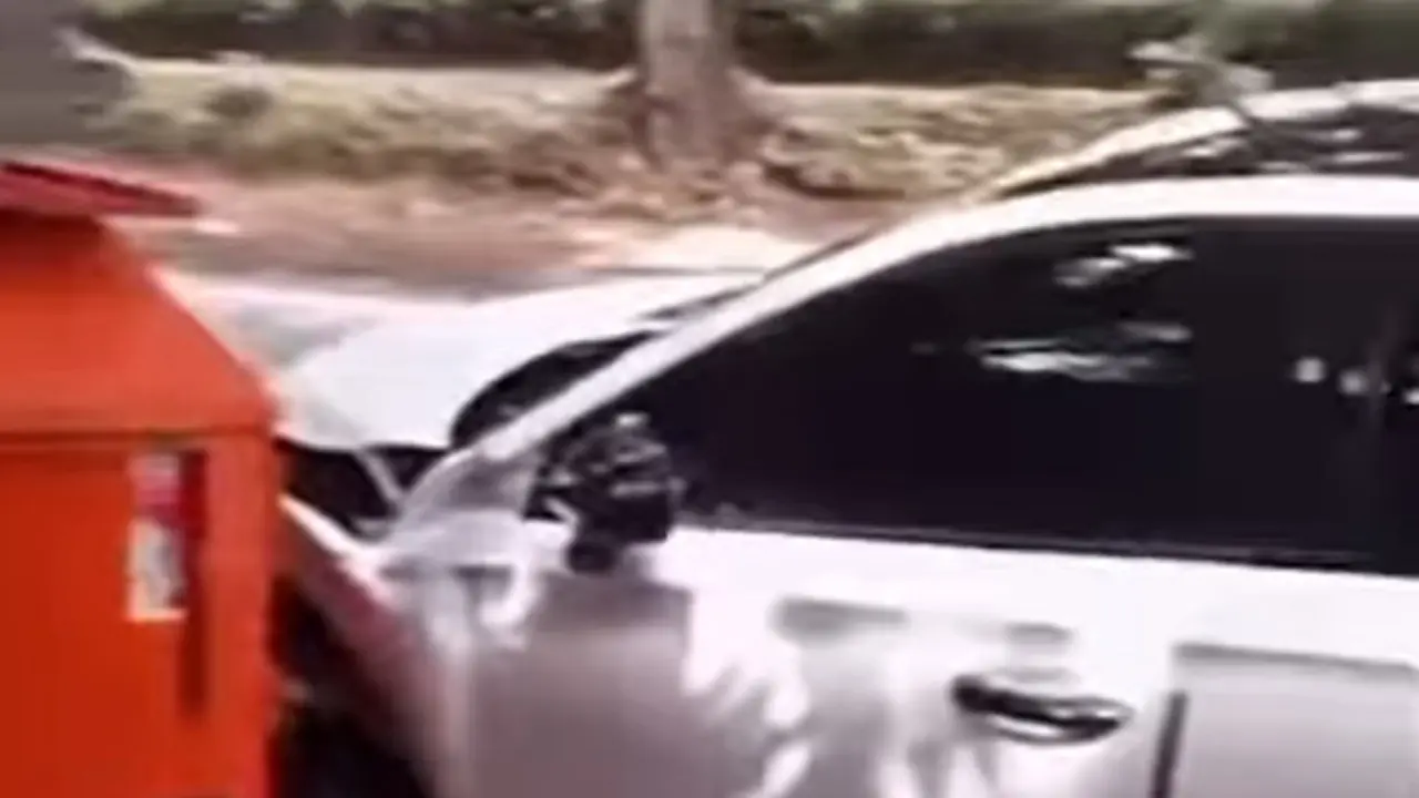 Mobil Tabrak Gerobak dan 2 Petugas PPSU
