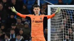 Penjaga gawang Leeds United, Illan Meslier tampil cemerlang dengan mencatatkan 29 penyelamatan gemilang musim ini. Kiper berumur 22 tahun asal  Prancis ini sangat ideal untuk gaya permainan Ten Hag. Dari 12 laga yang ia mainkan musim ini, dia baru membuat 2 cleansheet dan 19 kali kebobolan.(AFP/Paul Ellis)