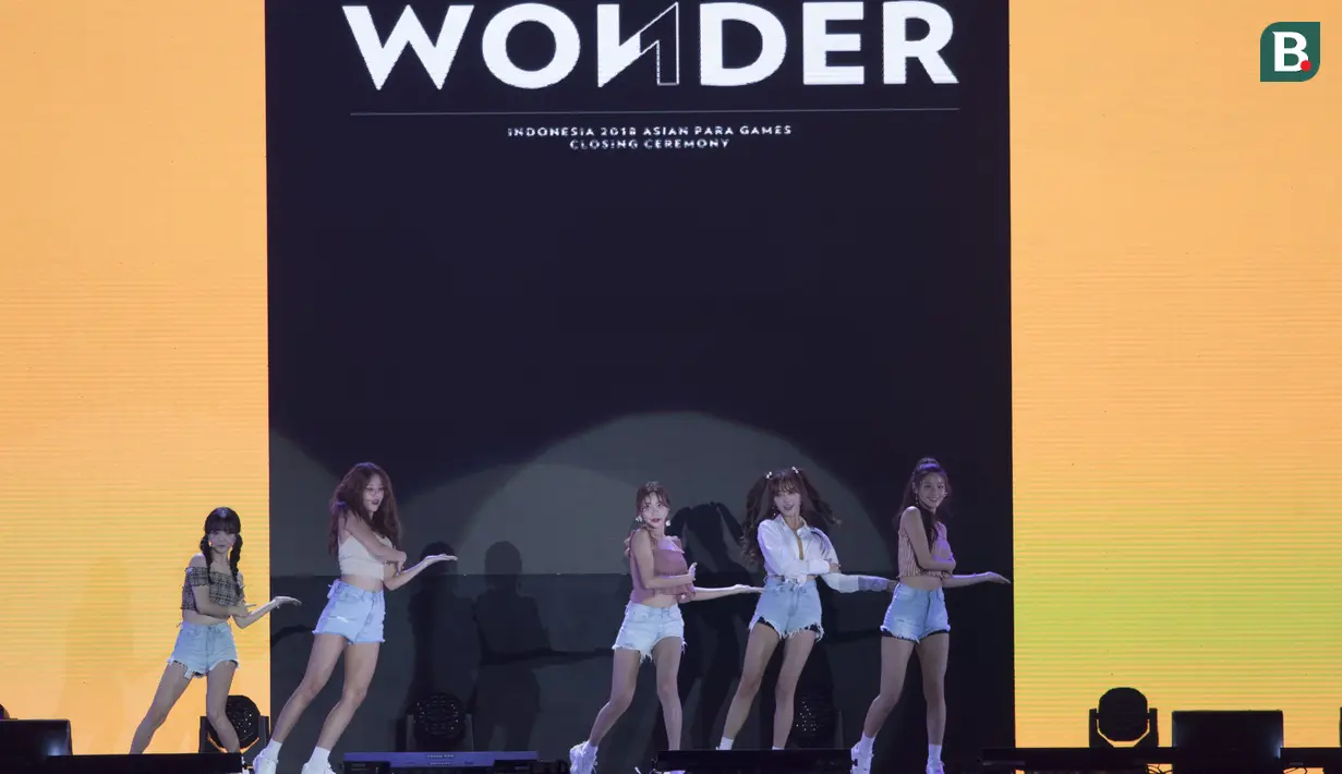 Girlband K-Pop, AOA, tampil pada upacara penutupan Asian Para Games di Stadion Madya Senayan, Jakarta, Sabtu (13/10). (Bola.com/Vitalis Yogi Trisna)