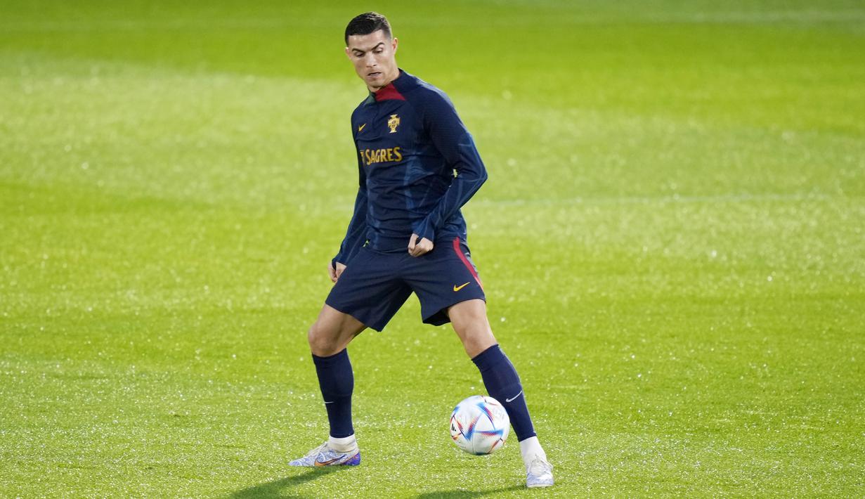 Enggan ambil pusing dengan situasinya di MU saat ini. CR7 itu kini mengalihkan fokus ke Piala Dunia 2022. (AP/Armando Franca)
