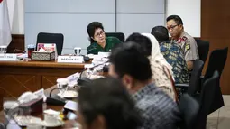 Menkes Nila F Moeloek (kiri) bersama Kapolda Metro Jaya Irjen Moechgiyarto menghadiri rapat koordinasi (Rakor) tingkat menteri di kantor Kemenko PMK, Jakarta, Selasa (26/7). Rakor membahas progres penanganan kasus vaksin palsu (Liputan6.com/Faizal Fanani)