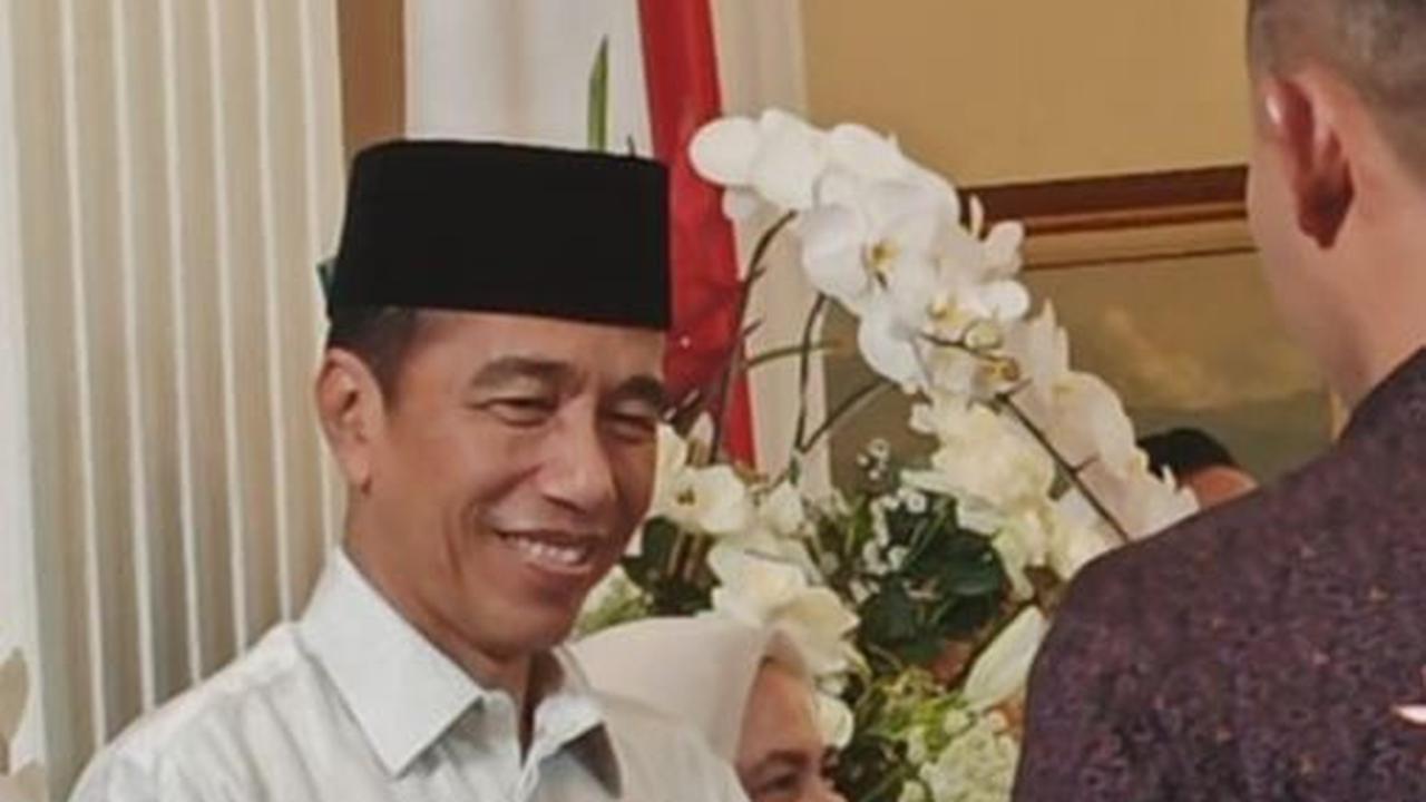 Dengan senyum khasnya, Jokowi tak segan mengulurkan tangannya untuk dicium warga.