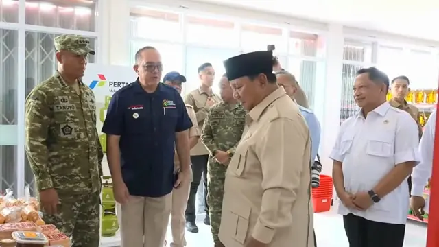 Menteri Dalam Negeri (Mendagri) Muhammad Tito Karnavian mendampingi Presiden Prabowo Subianto meresmikan operasionalisasi sebanyak 1.061 Koperasi Desa/Kelurahan Merah Putih (KDKMP) di Kabupaten Nganjuk. (Dok. Istimewa)