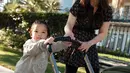 Gaya Issa yang ikutan dorong stroller adiknya tak luput dari sorotan. Ia tak kalah stylish dari sang ibu [@reynaldibunjamin]