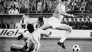 Kiper Argentina, Carnevali, berusaha menangkap bola dari kaki pemain Belanda Johan Cruyff dalam laga Piala Dunia di Gelsenkirchen, Jerman, 26 Juni 1974. (AFP/Telephoto/ANP)