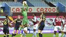 Penjaga gawang Aston Villa Jed Steer melakukan penyelamatan saat menghadapi Stoke City pada pertandingan putaran keempat Piala Liga di Stadion Villa Park, Birmingham, Inggris, Kamis (1/10/2020). Stoke City mengalahkan Aston Villa 1-0. (Peter Powell/Pool via AP)