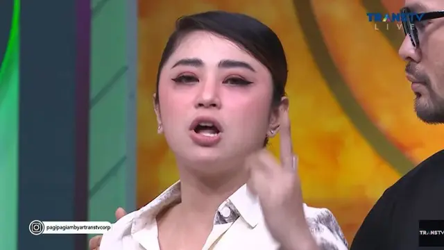 Dewi Perssik saat tampil di Pagi Pagi Ambyar