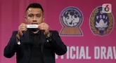 Pengundi mengangkat hasil undian dalam drawing babak grup Piala AFF Putri U-16 2025 di SCTV Tower, Senayan, Jakarta, Senin (21/7/2025). (Liputan6.com/Helmi Fithriansyah)