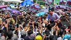 Calon Wakil Presiden nomor urut 2, Gibran Rakabuming Raka menyapa para pendukungnya dalam rapat umum di Stadion Gelora Delta Sidoarjo, Jawa Timur, Sabtu 28 Januari 2024. (Juni Kriswanto/AFP)