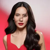 Pevita Pearce kembali mencuri perhatian dengan tampilan serba merah yang menyala di foto terbaru [@pevpearce]
