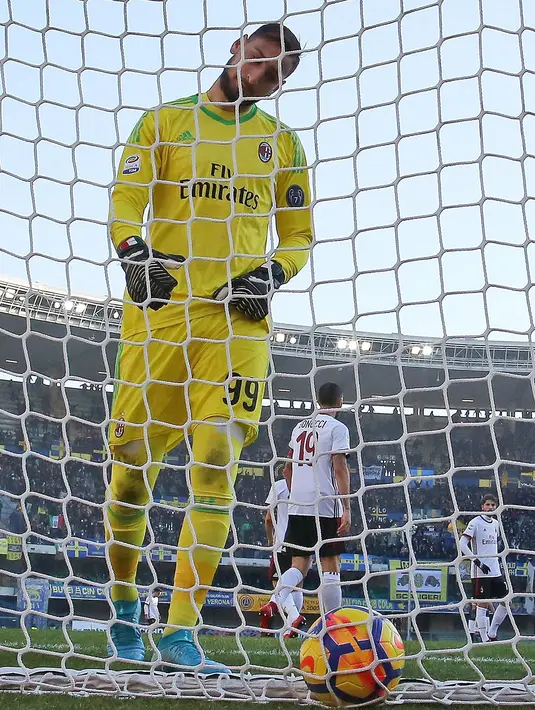 Gianluigi Donnarumma saat ingin mengambil bola yang masuk ke gawangnya untuk kedua kalinya saat bertanding melawan Hellas Verona pada lanjutan Liga Italia di stadion Bentegodi, Italia, (17/12). Milan takluk 3-0 atas Verona. (Simone Venezia/ANSA via AP)