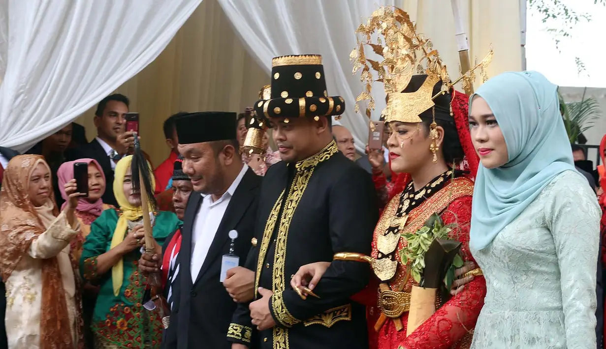 Acara prosesi adat berlangsung di kediaman keluarga Bobby di kompleks Bukit Hijau Regency, Medan, Jumat pagi hingga Sabtu siang. Acara penuh makna berlangsung meriah. (Deki Prayoga/Bintang.com)