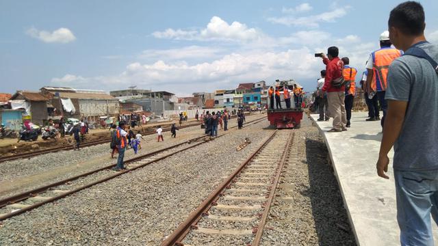 Beberapa penumpang tengah menunggu menyaksikan tes perdana jalur kereta api dari Stasiun Cibatu menuju Stasiun Garut, Jawa Barat tahun lalu.