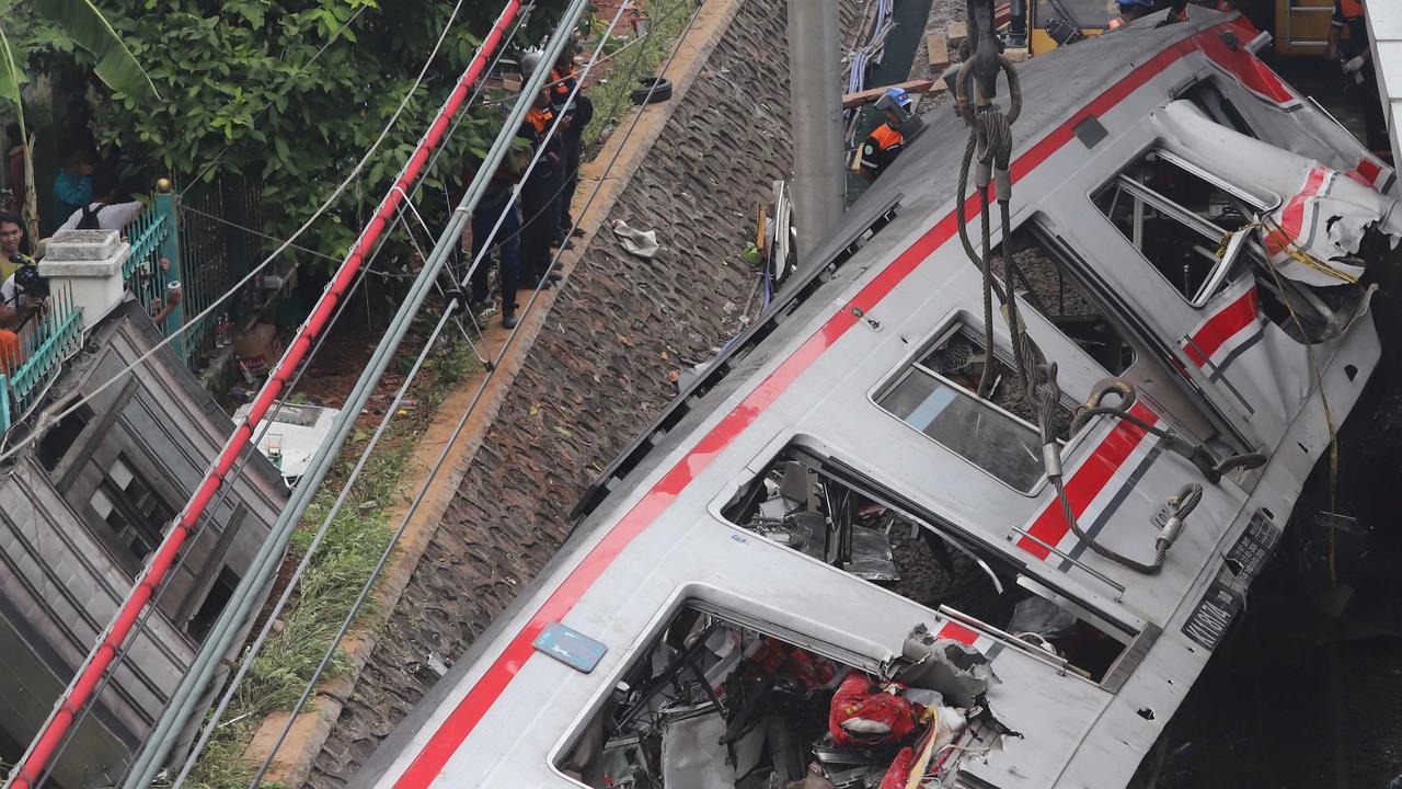 FOTO: Evakuasi Gerbong KRL Commuterline di Stasiun Bekasi Timur