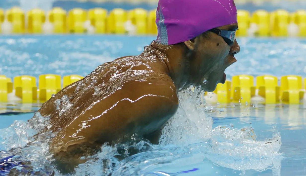 Perenang Indonesia, Zulkarnain Zaki, beraksi pada Asian Para Games di Stadion Aquatik, Jakarta, Selasa (9/10/2018). Indonesia meraih medali perak dan perunggu di nomor 100 meter gaya dada putra kategori SB8. (Bola.com/M Iqbal Ichsan)