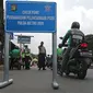 Polisi lalu lintas beserta Dishub melaksanakan pengawasan dalam penerapan Pembatasan Sosial Bersekala Besar (PSBB) di jalan perbatasan Depok-Jakarta, Jumat (10/4/2020). (Liputan6.com/Herman Zakharia)
