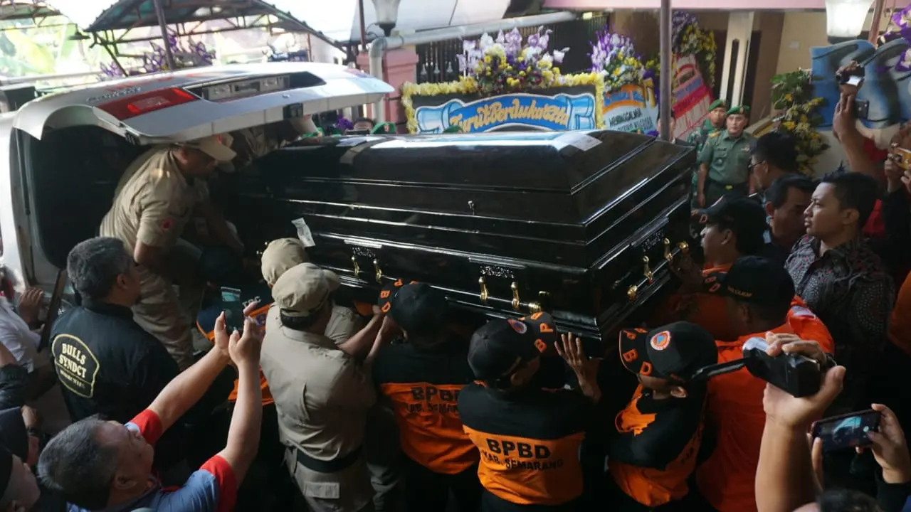 Jenazah Sutopo Purwo Nugroho tiba di rumah duka, Jalan Jambu Surodadi RT 7 RW 9, Siswodipuran, Boyolali.