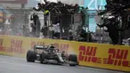 Pembalap Mercedes dari Inggris Lewis Hamilton disambut para kru setelah melewati garis finis F1 GP Turki di sirkuit balap Istanbul Park di Istanbul, Minggu (15/11/2020). Pebalap Formula 1 Lewis Hamilton resmi meraih juara dunia Formula 1 2020. (Tolga Bozoglu/Pool via AP)