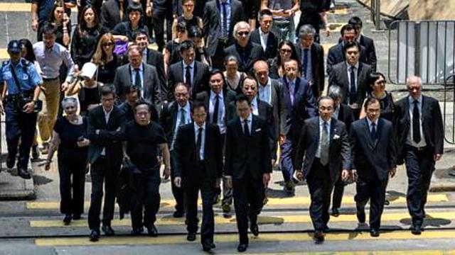 Pengacara Hong Kong bergabung dalam gerakan massa pro demokrasi, menolak RUU Ekstradisi kontroversial dan menekan agar pemerintah lokal menjaga independensi peradilan (AFP PHOTO / Philip Fong)