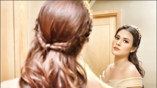 [Bintang] Seperti Princess Belle, Cantiknya Dandanan Raisa yang Mirip Emma Watson