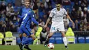 Aksi pemain Real Madrid, Daniel Ceballos (kanan) melewati adangan pemain Fuenlabrada pada laga Copa del Rey babak 32 besar di Santiago Bernabeu stadium, Madrid, (28/11/2017). Real Madrid bermain imbang 2-2. (AP/Francisco Seco)