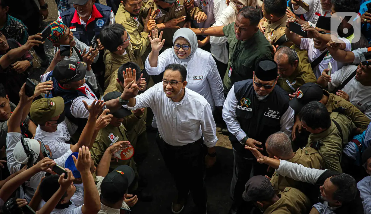 Begitu turun dari mobil, Anies langsung disambut oleh kader partai pendukung dan relawan. (Liputan6.com/Faizal Fanani)