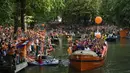 Pemain timnas putri Belanda menggunakan perahu saat parade juara usai meraih trofi Piala Eropa Wanita 2017 di Sungai Utrecht, (7/8/2017). (AFP/John Thys)