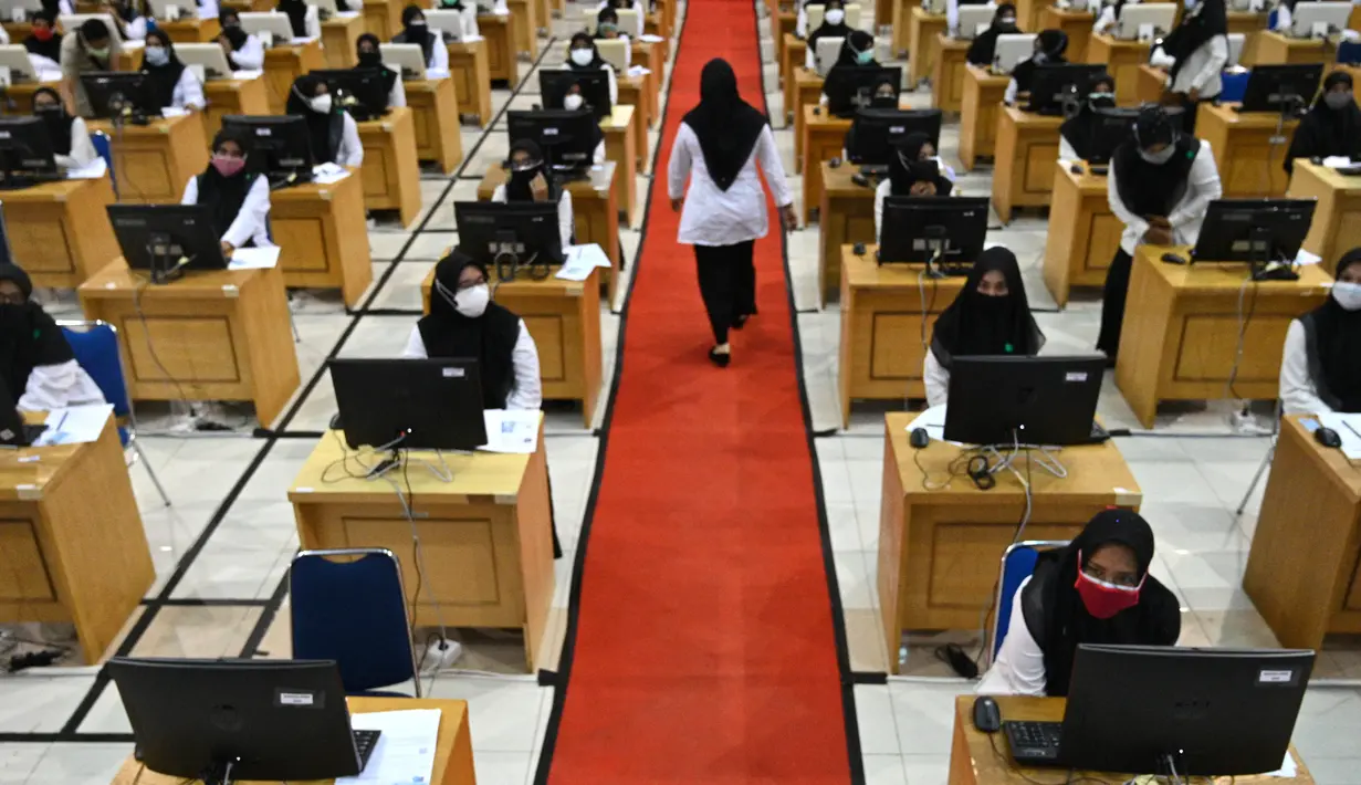 Sejumlah peserta mengikuti tes SKD CPNS 2021 di Banda Aceh, Selasa (14/9/2021). Untuk masa pendaftaran, penerimaan CPNS sudah berlangsung  30 Juni - 26 Juli 2021. (AFP/Chaideer Mahyuddin)