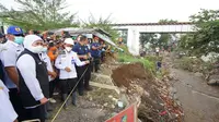 Gubernur Jawa Timur Khofifah Indar Parawansa menijau lokasi banjir di Kecamatan Kalibaru Banyuwangi. (Istimewa)