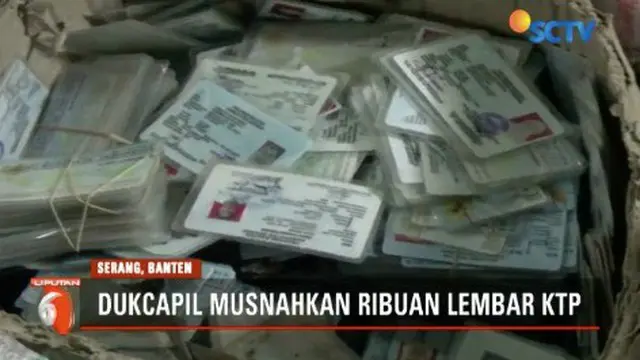 Petugas Disdukcapil Serang musnahkan ribuan KTP yang ditemukan tercecer di sebuah semak-semak di kawasan Cikande, Senin (10/9) lalu.