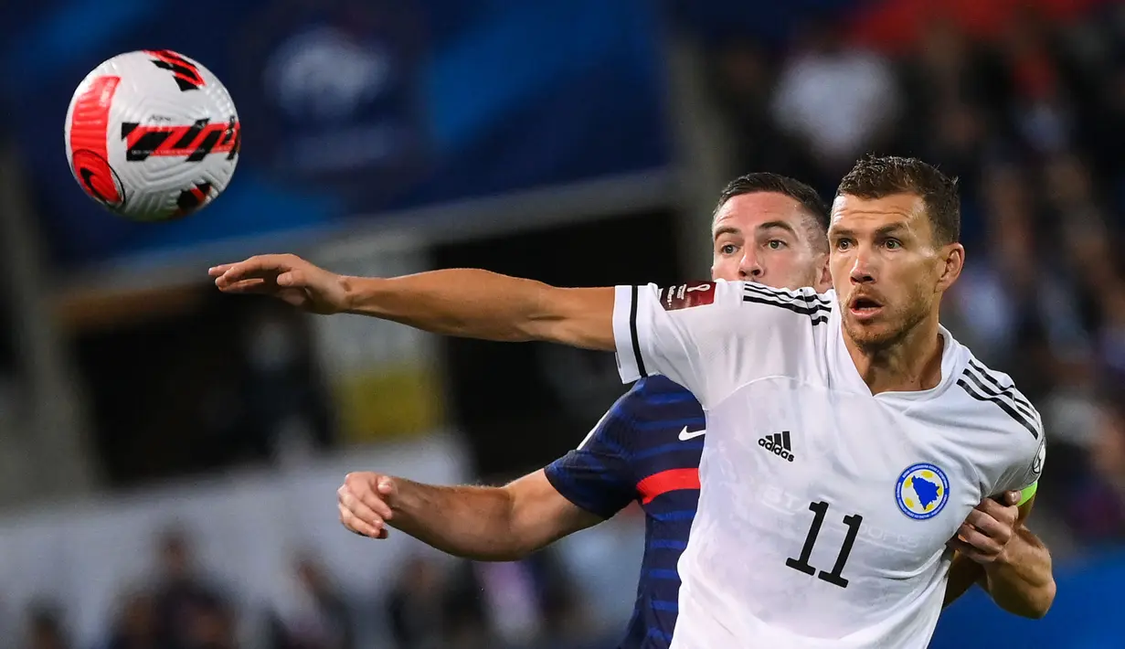 Di luar dugaan, Bosnia malah mampu unggul terlebih dahulu di menit ke-36. Gol diciptakan oleh Edin Dzeko lewat aksinya yang mampu lepas dari dua kawalan bek Prancis. (Foto: AFP/Franck Fife)