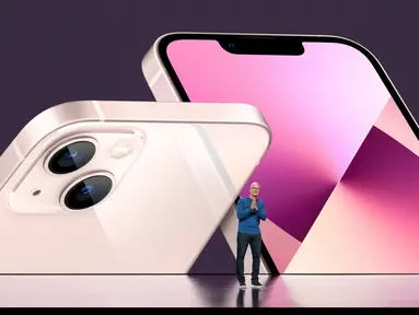 CEO Apple Tim Cook meluncurkan iPhone 13 baru selama acara khusus di Apple Park di Cupertino, California (14/9/2021). Apple resmi meluncurkan iPhone terbarunya dalam acara bertajuk "California Streaming" yang digelar secara virtual, Rabu (15/9/2021) dini hari WIB. (Brooks Kraft/Apple Inc./AFP)