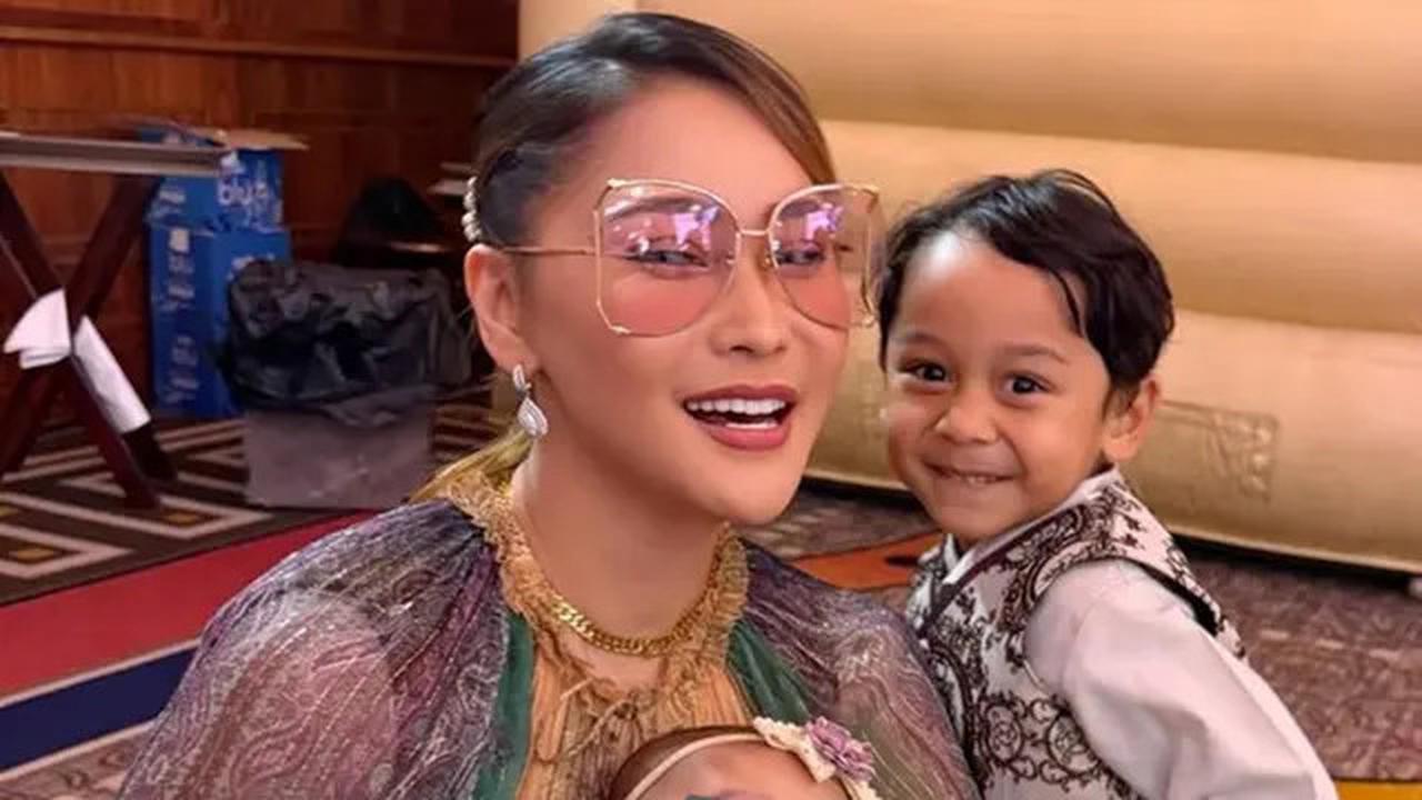 6 Potret Gaya Memukau Inul Daratista dan Lesti Kejora di Ultah Anak Angga Wijaya