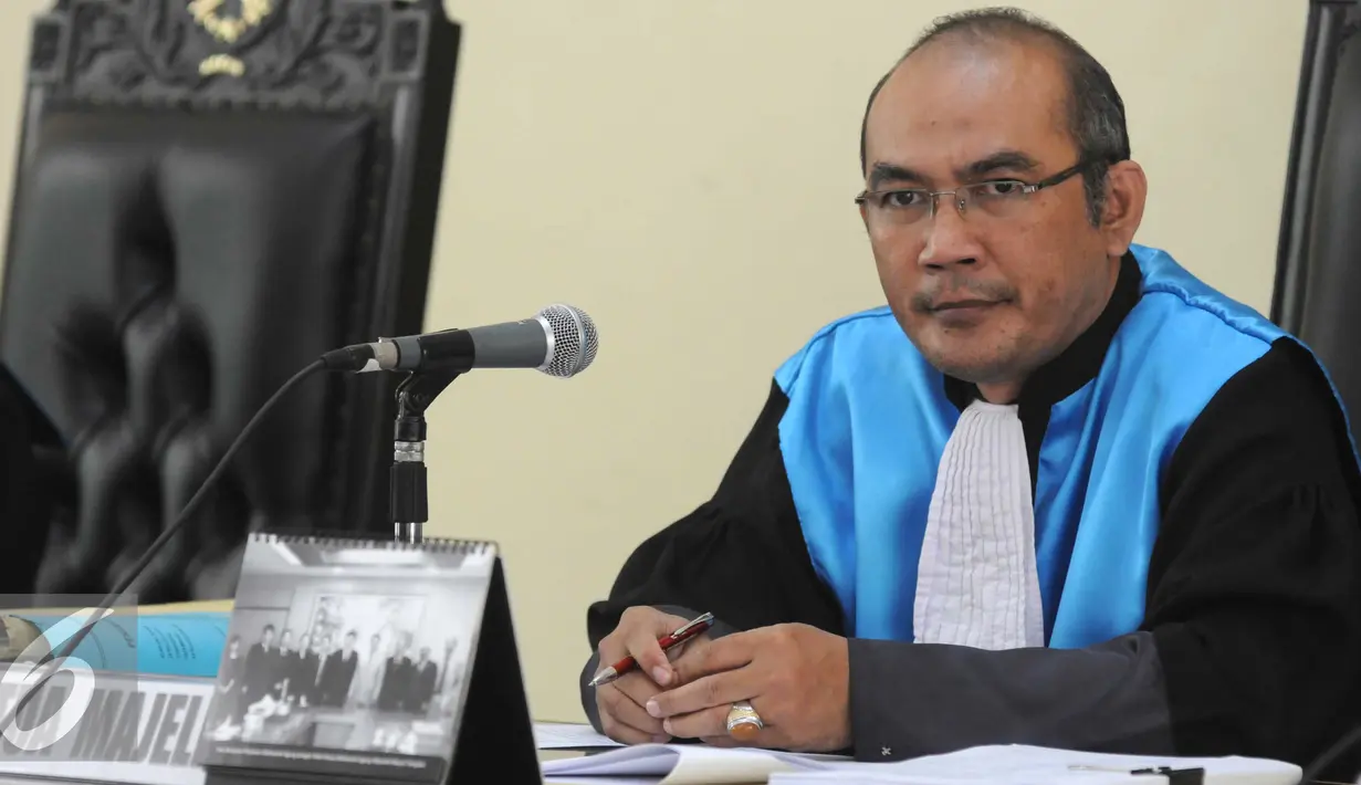 Ketua Majelis Hakim, Adhi Budi Sulistyo mengabulkan gugatan nelayan terkait SK Gubernur DKI Nomor 2.238 Tahun 2014 tentang pemberian izin reklamasi Pulau G, Jakarta, Senin (31/5). (Liputan6.com/Helmi Afandi)