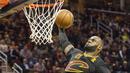 Aksi bintang Cleveland Cavaliers, LeBron James saat melakukan dunks melawan New York Knicks pada laga perdana NBA basketball game 2016-2017  di Cleveland, Rabu (26/10/2016) WIB. (AP/Phil Long)