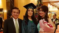 Ferry Juan dan Zarima Mirafsur bangga melihat putrinya, Niquita, lulus sekolah