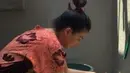 Wendah sedang mencuci baju putrinya. Meski mencuci pakaian bisa dengan mesin, tapi Wendah mencucinya dengan papan pengilasan untuk mencuci. (Instagram/ruben_onsu)