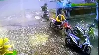 Tangkapan layar video pencurian sepeda motor di kantor Kelurahan Rawa Mekar Jaya. ©2022 Merdeka.com/Istimewa