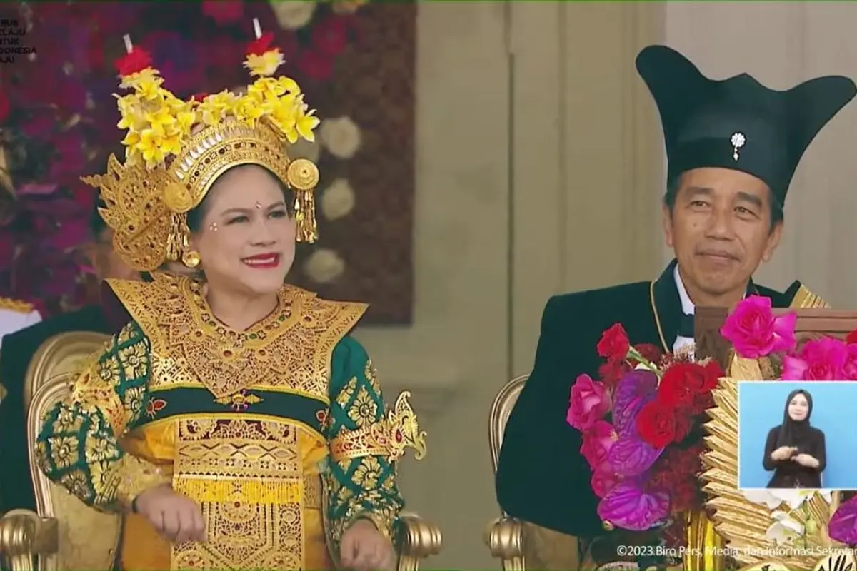 Ibu Negara Iriana Jokowi terlihat ikut bergoyang dari kursinya yang berada persis di samping Presiden Jokowi saat lagu Maumere didendangkan.