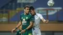 Pemain Persebaya Surabaya, Jose Wilkson (kiri) berduel udara dengan pemain PSIS Semarang dalam laga pekan ke-6 BRI Liga 1 2021/2022 di Stadion Wibawa Mukti, Cikarang, Minggu (03/10/2021). (Bola.com/Bagaskara Lazuardi)