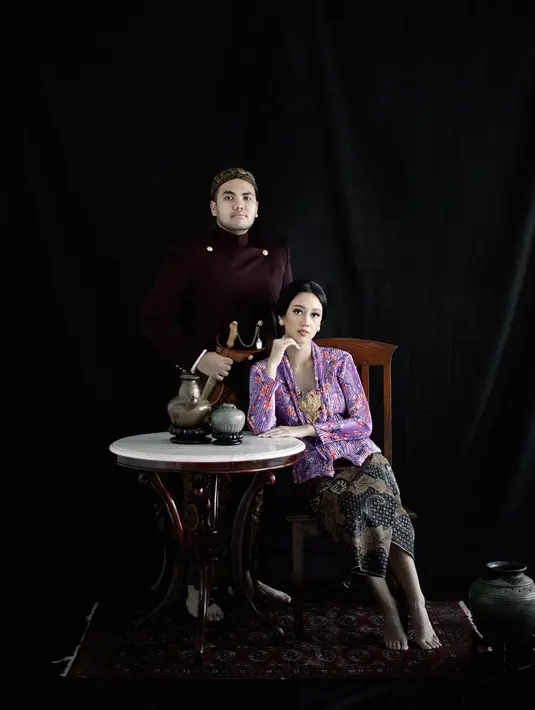 Konsep tradisional juga tak dilewatkan pasangan ini saat pemotretan prewedding. Di foto ini, Nabila memilih kebaya kutubaru motif floral warna ungu yang dipadukan dengan kain batik coklat sebagai bawahan. [@nocture_co].