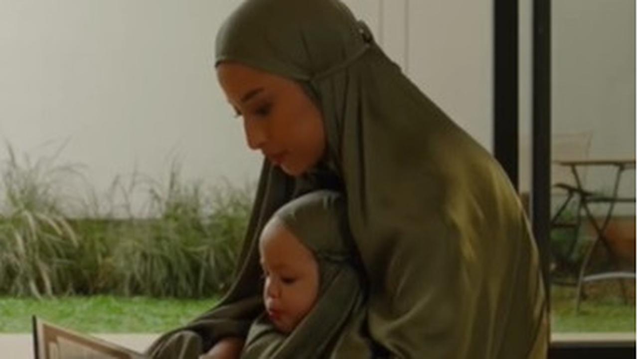 Super Cute, 4 Potret Jennifer Coppen dan Baby Kamari Pakai Mukena Couple untuk Syuting Iklan